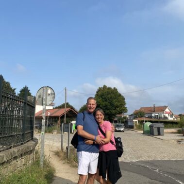 Caminar en solitario, en pareja o en grupo: cómo cambia la experiencia del Camino